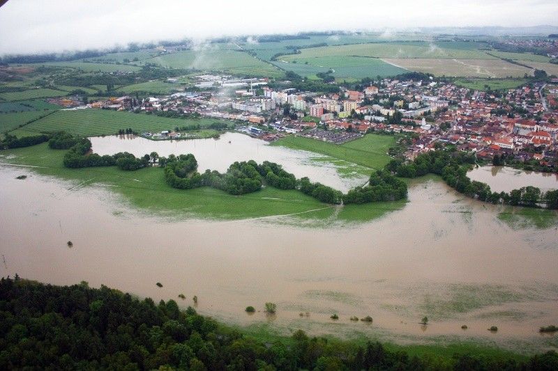 Na třetí povodňový stupeň vystoupala voda v plzeňských řekách. Od 1. června 2013 situaci monitorovala a koordinovala Povodňová komise města Plzně. Po vyhlášení nouzového stavu vládou České republiky její roli převzal Krizový štáb města Plzně pod vedením primátora Martina Baxy. Z bezpečnostních důvodů byl uzavřen most na Jateční třídě a dočasně také ulice Na Břehu a Luční. Ke kritickým místům patřila Roudná, kde voda z Radbuzy vyplavila domy v Luční ulici a sportovní areál, okolí kostela u sv. Jiří v Doubrace nebo část druhého městského obvodu Koterov. Podle primátora Martina Baxy před vážnými následky ochránil Plzeň minimální odtok z přehrady Hracholusky, realizovaná protipovodňová opatření na Berounce i zkušenosti s ničivými povodněmi v roce 2002. (foto: odbor životního prostředí magistrátu)