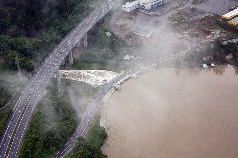 Na třetí povodňový stupeň vystoupala voda v plzeňských řekách. Od 1. června 2013 situaci monitorovala a koordinovala Povodňová komise města Plzně. Po vyhlášení nouzového stavu vládou České republiky její roli převzal Krizový štáb města Plzně pod vedením primátora Martina Baxy. Z bezpečnostních důvodů byl uzavřen most na Jateční třídě a dočasně také ulice Na Břehu a Luční. Ke kritickým místům patřila Roudná, kde voda z Radbuzy vyplavila domy v Luční ulici a sportovní areál, okolí kostela u sv. Jiří v Doubrace nebo část druhého městského obvodu Koterov. Podle primátora Martina Baxy před vážnými následky ochránil Plzeň minimální odtok z přehrady Hracholusky, realizovaná protipovodňová opatření na Berounce i zkušenosti s ničivými povodněmi v roce 2002. (foto: odbor životního prostředí magistrátu)