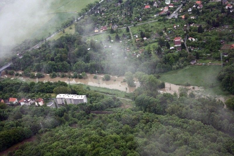 Na třetí povodňový stupeň vystoupala voda v plzeňských řekách. Od 1. června 2013 situaci monitorovala a koordinovala Povodňová komise města Plzně. Po vyhlášení nouzového stavu vládou České republiky její roli převzal Krizový štáb města Plzně pod vedením primátora Martina Baxy. Z bezpečnostních důvodů byl uzavřen most na Jateční třídě a dočasně také ulice Na Břehu a Luční. Ke kritickým místům patřila Roudná, kde voda z Radbuzy vyplavila domy v Luční ulici a sportovní areál, okolí kostela u sv. Jiří v Doubrace nebo část druhého městského obvodu Koterov. Podle primátora Martina Baxy před vážnými následky ochránil Plzeň minimální odtok z přehrady Hracholusky, realizovaná protipovodňová opatření na Berounce i zkušenosti s ničivými povodněmi v roce 2002. (foto: odbor životního prostředí magistrátu)