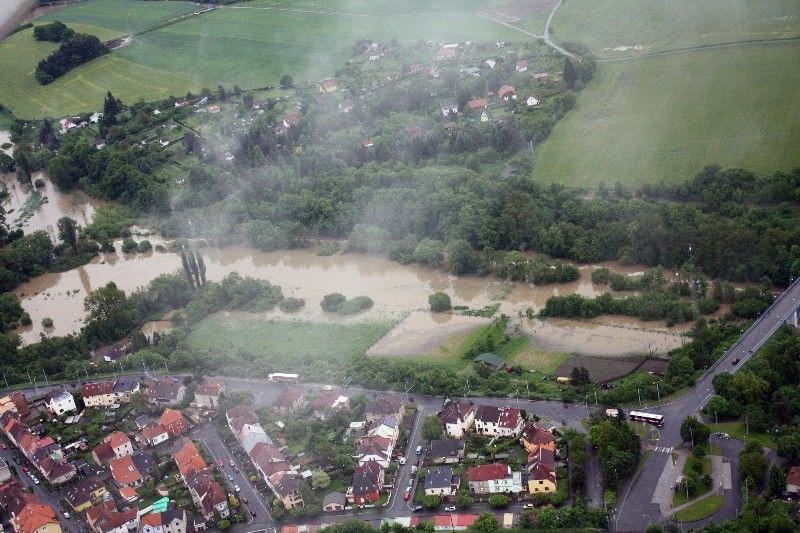 Na třetí povodňový stupeň vystoupala voda v plzeňských řekách. Od 1. června 2013 situaci monitorovala a koordinovala Povodňová komise města Plzně. Po vyhlášení nouzového stavu vládou České republiky její roli převzal Krizový štáb města Plzně pod vedením primátora Martina Baxy. Z bezpečnostních důvodů byl uzavřen most na Jateční třídě a dočasně také ulice Na Břehu a Luční. Ke kritickým místům patřila Roudná, kde voda z Radbuzy vyplavila domy v Luční ulici a sportovní areál, okolí kostela u sv. Jiří v Doubrace nebo část druhého městského obvodu Koterov. Podle primátora Martina Baxy před vážnými následky ochránil Plzeň minimální odtok z přehrady Hracholusky, realizovaná protipovodňová opatření na Berounce i zkušenosti s ničivými povodněmi v roce 2002. (foto: odbor životního prostředí magistrátu)