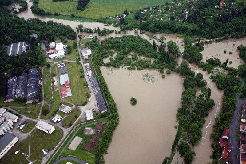 Na třetí povodňový stupeň vystoupala voda v plzeňských řekách. Od 1. června 2013 situaci monitorovala a koordinovala Povodňová komise města Plzně. Po vyhlášení nouzového stavu vládou České republiky její roli převzal Krizový štáb města Plzně pod vedením primátora Martina Baxy. Z bezpečnostních důvodů byl uzavřen most na Jateční třídě a dočasně také ulice Na Břehu a Luční. Ke kritickým místům patřila Roudná, kde voda z Radbuzy vyplavila domy v Luční ulici a sportovní areál, okolí kostela u sv. Jiří v Doubrace nebo část druhého městského obvodu Koterov. Podle primátora Martina Baxy před vážnými následky ochránil Plzeň minimální odtok z přehrady Hracholusky, realizovaná protipovodňová opatření na Berounce i zkušenosti s ničivými povodněmi v roce 2002. (foto: odbor životního prostředí magistrátu)
