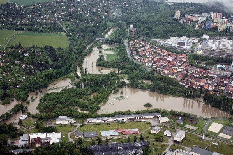 Na třetí povodňový stupeň vystoupala voda v plzeňských řekách. Od 1. června 2013 situaci monitorovala a koordinovala Povodňová komise města Plzně. Po vyhlášení nouzového stavu vládou České republiky její roli převzal Krizový štáb města Plzně pod vedením primátora Martina Baxy. Z bezpečnostních důvodů byl uzavřen most na Jateční třídě a dočasně také ulice Na Břehu a Luční. Ke kritickým místům patřila Roudná, kde voda z Radbuzy vyplavila domy v Luční ulici a sportovní areál, okolí kostela u sv. Jiří v Doubrace nebo část druhého městského obvodu Koterov. Podle primátora Martina Baxy před vážnými následky ochránil Plzeň minimální odtok z přehrady Hracholusky, realizovaná protipovodňová opatření na Berounce i zkušenosti s ničivými povodněmi v roce 2002. (foto: odbor životního prostředí magistrátu)