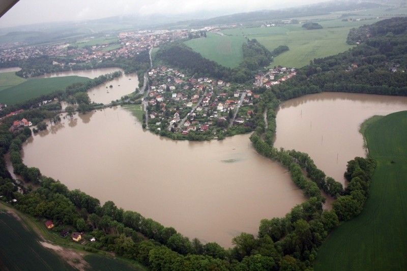 Na třetí povodňový stupeň vystoupala voda v plzeňských řekách. Od 1. června 2013 situaci monitorovala a koordinovala Povodňová komise města Plzně. Po vyhlášení nouzového stavu vládou České republiky její roli převzal Krizový štáb města Plzně pod vedením primátora Martina Baxy. Z bezpečnostních důvodů byl uzavřen most na Jateční třídě a dočasně také ulice Na Břehu a Luční. Ke kritickým místům patřila Roudná, kde voda z Radbuzy vyplavila domy v Luční ulici a sportovní areál, okolí kostela u sv. Jiří v Doubrace nebo část druhého městského obvodu Koterov. Podle primátora Martina Baxy před vážnými následky ochránil Plzeň minimální odtok z přehrady Hracholusky, realizovaná protipovodňová opatření na Berounce i zkušenosti s ničivými povodněmi v roce 2002. (foto: odbor životního prostředí magistrátu)