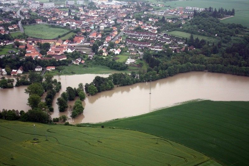 Na třetí povodňový stupeň vystoupala voda v plzeňských řekách. Od 1. června 2013 situaci monitorovala a koordinovala Povodňová komise města Plzně. Po vyhlášení nouzového stavu vládou České republiky její roli převzal Krizový štáb města Plzně pod vedením primátora Martina Baxy. Z bezpečnostních důvodů byl uzavřen most na Jateční třídě a dočasně také ulice Na Břehu a Luční. Ke kritickým místům patřila Roudná, kde voda z Radbuzy vyplavila domy v Luční ulici a sportovní areál, okolí kostela u sv. Jiří v Doubrace nebo část druhého městského obvodu Koterov. Podle primátora Martina Baxy před vážnými následky ochránil Plzeň minimální odtok z přehrady Hracholusky, realizovaná protipovodňová opatření na Berounce i zkušenosti s ničivými povodněmi v roce 2002. (foto: odbor životního prostředí magistrátu)