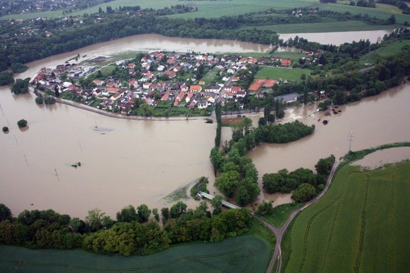 Na třetí povodňový stupeň vystoupala voda v plzeňských řekách. Od 1. června 2013 situaci monitorovala a koordinovala Povodňová komise města Plzně. Po vyhlášení nouzového stavu vládou České republiky její roli převzal Krizový štáb města Plzně pod vedením primátora Martina Baxy. Z bezpečnostních důvodů byl uzavřen most na Jateční třídě a dočasně také ulice Na Břehu a Luční. Ke kritickým místům patřila Roudná, kde voda z Radbuzy vyplavila domy v Luční ulici a sportovní areál, okolí kostela u sv. Jiří v Doubrace nebo část druhého městského obvodu Koterov. Podle primátora Martina Baxy před vážnými následky ochránil Plzeň minimální odtok z přehrady Hracholusky, realizovaná protipovodňová opatření na Berounce i zkušenosti s ničivými povodněmi v roce 2002. (foto: odbor životního prostředí magistrátu)