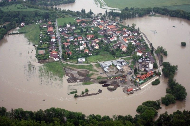 Na třetí povodňový stupeň vystoupala voda v plzeňských řekách. Od 1. června 2013 situaci monitorovala a koordinovala Povodňová komise města Plzně. Po vyhlášení nouzového stavu vládou České republiky její roli převzal Krizový štáb města Plzně pod vedením primátora Martina Baxy. Z bezpečnostních důvodů byl uzavřen most na Jateční třídě a dočasně také ulice Na Břehu a Luční. Ke kritickým místům patřila Roudná, kde voda z Radbuzy vyplavila domy v Luční ulici a sportovní areál, okolí kostela u sv. Jiří v Doubrace nebo část druhého městského obvodu Koterov. Podle primátora Martina Baxy před vážnými následky ochránil Plzeň minimální odtok z přehrady Hracholusky, realizovaná protipovodňová opatření na Berounce i zkušenosti s ničivými povodněmi v roce 2002. (foto: odbor životního prostředí magistrátu)