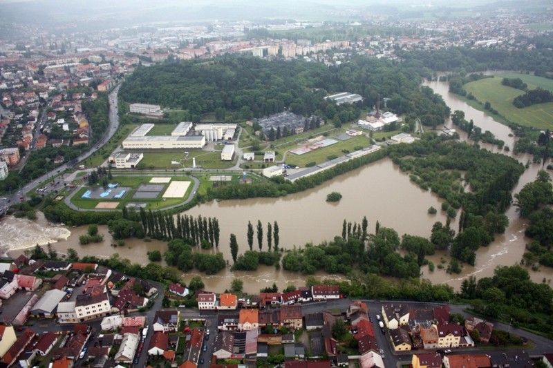 Na třetí povodňový stupeň vystoupala voda v plzeňských řekách. Od 1. června 2013 situaci monitorovala a koordinovala Povodňová komise města Plzně. Po vyhlášení nouzového stavu vládou České republiky její roli převzal Krizový štáb města Plzně pod vedením primátora Martina Baxy. Z bezpečnostních důvodů byl uzavřen most na Jateční třídě a dočasně také ulice Na Břehu a Luční. Ke kritickým místům patřila Roudná, kde voda z Radbuzy vyplavila domy v Luční ulici a sportovní areál, okolí kostela u sv. Jiří v Doubrace nebo část druhého městského obvodu Koterov. Podle primátora Martina Baxy před vážnými následky ochránil Plzeň minimální odtok z přehrady Hracholusky, realizovaná protipovodňová opatření na Berounce i zkušenosti s ničivými povodněmi v roce 2002. (foto: odbor životního prostředí magistrátu)