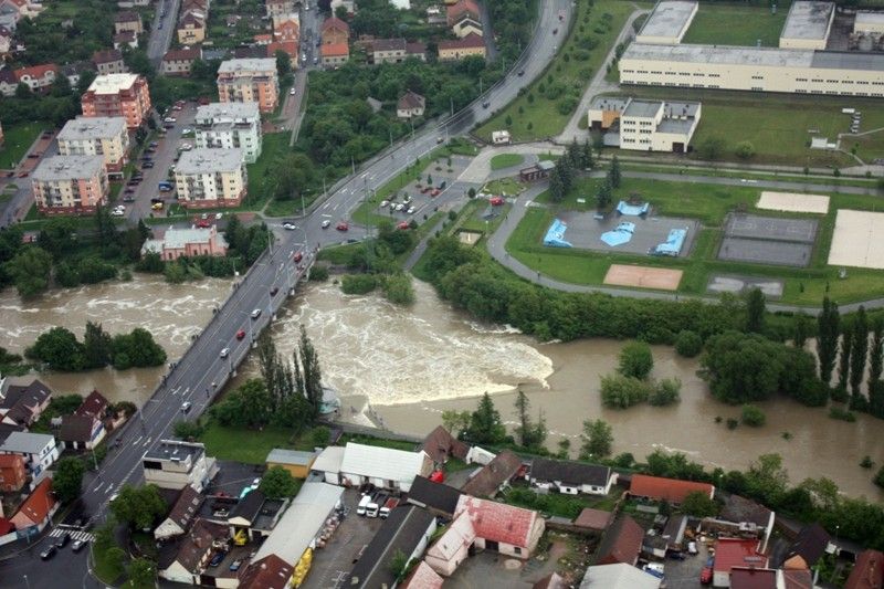 Na třetí povodňový stupeň vystoupala voda v plzeňských řekách. Od 1. června 2013 situaci monitorovala a koordinovala Povodňová komise města Plzně. Po vyhlášení nouzového stavu vládou České republiky její roli převzal Krizový štáb města Plzně pod vedením primátora Martina Baxy. Z bezpečnostních důvodů byl uzavřen most na Jateční třídě a dočasně také ulice Na Břehu a Luční. Ke kritickým místům patřila Roudná, kde voda z Radbuzy vyplavila domy v Luční ulici a sportovní areál, okolí kostela u sv. Jiří v Doubrace nebo část druhého městského obvodu Koterov. Podle primátora Martina Baxy před vážnými následky ochránil Plzeň minimální odtok z přehrady Hracholusky, realizovaná protipovodňová opatření na Berounce i zkušenosti s ničivými povodněmi v roce 2002. (foto: odbor životního prostředí magistrátu)