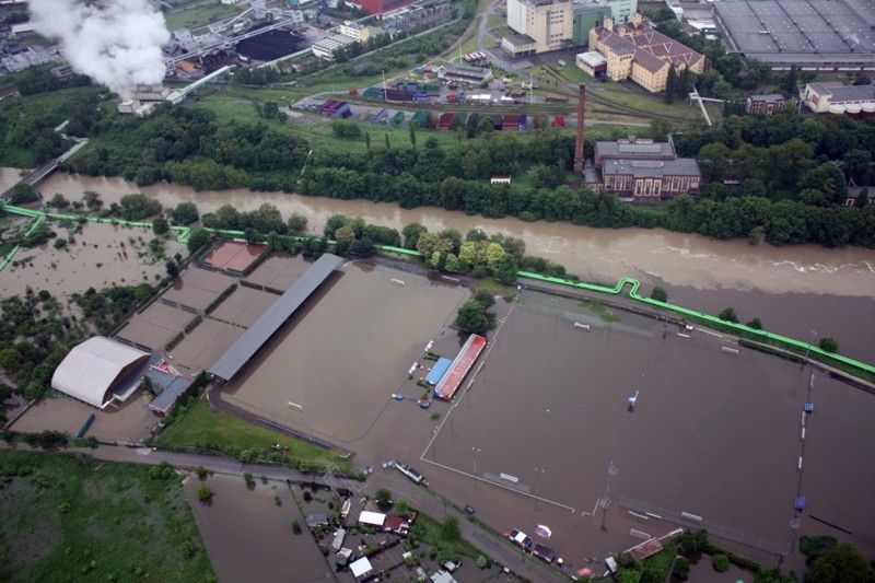 Na třetí povodňový stupeň vystoupala voda v plzeňských řekách. Od 1. června 2013 situaci monitorovala a koordinovala Povodňová komise města Plzně. Po vyhlášení nouzového stavu vládou České republiky její roli převzal Krizový štáb města Plzně pod vedením primátora Martina Baxy. Z bezpečnostních důvodů byl uzavřen most na Jateční třídě a dočasně také ulice Na Břehu a Luční. Ke kritickým místům patřila Roudná, kde voda z Radbuzy vyplavila domy v Luční ulici a sportovní areál, okolí kostela u sv. Jiří v Doubrace nebo část druhého městského obvodu Koterov. Podle primátora Martina Baxy před vážnými následky ochránil Plzeň minimální odtok z přehrady Hracholusky, realizovaná protipovodňová opatření na Berounce i zkušenosti s ničivými povodněmi v roce 2002. (foto: odbor životního prostředí magistrátu)