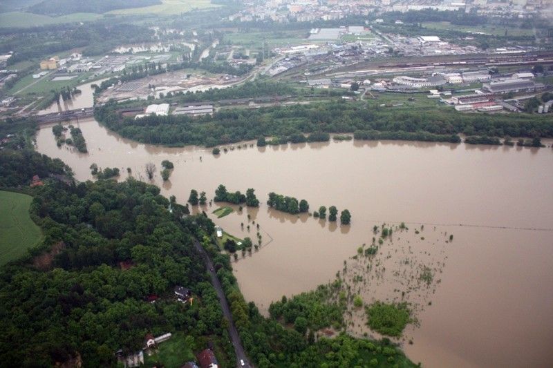 Na třetí povodňový stupeň vystoupala voda v plzeňských řekách. Od 1. června 2013 situaci monitorovala a koordinovala Povodňová komise města Plzně. Po vyhlášení nouzového stavu vládou České republiky její roli převzal Krizový štáb města Plzně pod vedením primátora Martina Baxy. Z bezpečnostních důvodů byl uzavřen most na Jateční třídě a dočasně také ulice Na Břehu a Luční. Ke kritickým místům patřila Roudná, kde voda z Radbuzy vyplavila domy v Luční ulici a sportovní areál, okolí kostela u sv. Jiří v Doubrace nebo část druhého městského obvodu Koterov. Podle primátora Martina Baxy před vážnými následky ochránil Plzeň minimální odtok z přehrady Hracholusky, realizovaná protipovodňová opatření na Berounce i zkušenosti s ničivými povodněmi v roce 2002. (foto: odbor životního prostředí magistrátu)