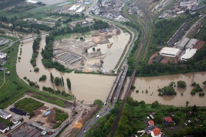 Na třetí povodňový stupeň vystoupala voda v plzeňských řekách. Od 1. června 2013 situaci monitorovala a koordinovala Povodňová komise města Plzně. Po vyhlášení nouzového stavu vládou České republiky její roli převzal Krizový štáb města Plzně pod vedením primátora Martina Baxy. Z bezpečnostních důvodů byl uzavřen most na Jateční třídě a dočasně také ulice Na Břehu a Luční. Ke kritickým místům patřila Roudná, kde voda z Radbuzy vyplavila domy v Luční ulici a sportovní areál, okolí kostela u sv. Jiří v Doubrace nebo část druhého městského obvodu Koterov. Podle primátora Martina Baxy před vážnými následky ochránil Plzeň minimální odtok z přehrady Hracholusky, realizovaná protipovodňová opatření na Berounce i zkušenosti s ničivými povodněmi v roce 2002. (foto: odbor životního prostředí magistrátu)