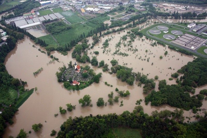 Na třetí povodňový stupeň vystoupala voda v plzeňských řekách. Od 1. června 2013 situaci monitorovala a koordinovala Povodňová komise města Plzně. Po vyhlášení nouzového stavu vládou České republiky její roli převzal Krizový štáb města Plzně pod vedením primátora Martina Baxy. Z bezpečnostních důvodů byl uzavřen most na Jateční třídě a dočasně také ulice Na Břehu a Luční. Ke kritickým místům patřila Roudná, kde voda z Radbuzy vyplavila domy v Luční ulici a sportovní areál, okolí kostela u sv. Jiří v Doubrace nebo část druhého městského obvodu Koterov. Podle primátora Martina Baxy před vážnými následky ochránil Plzeň minimální odtok z přehrady Hracholusky, realizovaná protipovodňová opatření na Berounce i zkušenosti s ničivými povodněmi v roce 2002. (foto: odbor životního prostředí magistrátu)