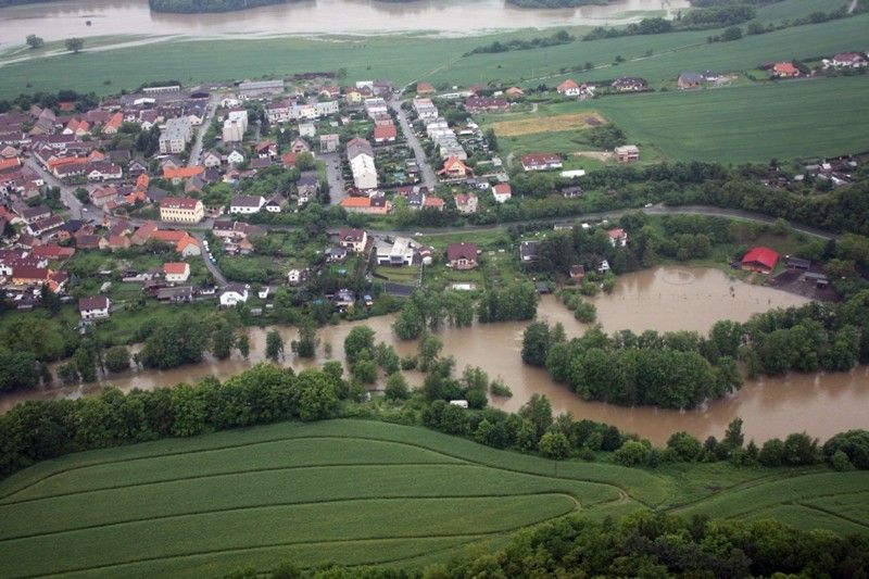 Na třetí povodňový stupeň vystoupala voda v plzeňských řekách. Od 1. června 2013 situaci monitorovala a koordinovala Povodňová komise města Plzně. Po vyhlášení nouzového stavu vládou České republiky její roli převzal Krizový štáb města Plzně pod vedením primátora Martina Baxy. Z bezpečnostních důvodů byl uzavřen most na Jateční třídě a dočasně také ulice Na Břehu a Luční. Ke kritickým místům patřila Roudná, kde voda z Radbuzy vyplavila domy v Luční ulici a sportovní areál, okolí kostela u sv. Jiří v Doubrace nebo část druhého městského obvodu Koterov. Podle primátora Martina Baxy před vážnými následky ochránil Plzeň minimální odtok z přehrady Hracholusky, realizovaná protipovodňová opatření na Berounce i zkušenosti s ničivými povodněmi v roce 2002. (foto: odbor životního prostředí magistrátu)