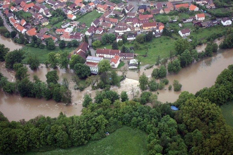 Na třetí povodňový stupeň vystoupala voda v plzeňských řekách. Od 1. června 2013 situaci monitorovala a koordinovala Povodňová komise města Plzně. Po vyhlášení nouzového stavu vládou České republiky její roli převzal Krizový štáb města Plzně pod vedením primátora Martina Baxy. Z bezpečnostních důvodů byl uzavřen most na Jateční třídě a dočasně také ulice Na Břehu a Luční. Ke kritickým místům patřila Roudná, kde voda z Radbuzy vyplavila domy v Luční ulici a sportovní areál, okolí kostela u sv. Jiří v Doubrace nebo část druhého městského obvodu Koterov. Podle primátora Martina Baxy před vážnými následky ochránil Plzeň minimální odtok z přehrady Hracholusky, realizovaná protipovodňová opatření na Berounce i zkušenosti s ničivými povodněmi v roce 2002. (foto: odbor životního prostředí magistrátu)