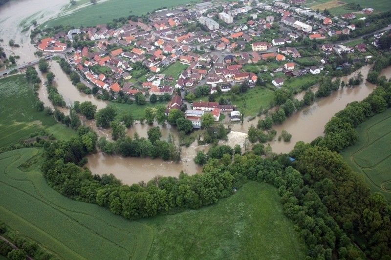 Na třetí povodňový stupeň vystoupala voda v plzeňských řekách. Od 1. června 2013 situaci monitorovala a koordinovala Povodňová komise města Plzně. Po vyhlášení nouzového stavu vládou České republiky její roli převzal Krizový štáb města Plzně pod vedením primátora Martina Baxy. Z bezpečnostních důvodů byl uzavřen most na Jateční třídě a dočasně také ulice Na Břehu a Luční. Ke kritickým místům patřila Roudná, kde voda z Radbuzy vyplavila domy v Luční ulici a sportovní areál, okolí kostela u sv. Jiří v Doubrace nebo část druhého městského obvodu Koterov. Podle primátora Martina Baxy před vážnými následky ochránil Plzeň minimální odtok z přehrady Hracholusky, realizovaná protipovodňová opatření na Berounce i zkušenosti s ničivými povodněmi v roce 2002. (foto: odbor životního prostředí magistrátu)