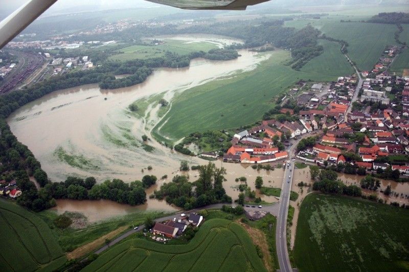 Na třetí povodňový stupeň vystoupala voda v plzeňských řekách. Od 1. června 2013 situaci monitorovala a koordinovala Povodňová komise města Plzně. Po vyhlášení nouzového stavu vládou České republiky její roli převzal Krizový štáb města Plzně pod vedením primátora Martina Baxy. Z bezpečnostních důvodů byl uzavřen most na Jateční třídě a dočasně také ulice Na Břehu a Luční. Ke kritickým místům patřila Roudná, kde voda z Radbuzy vyplavila domy v Luční ulici a sportovní areál, okolí kostela u sv. Jiří v Doubrace nebo část druhého městského obvodu Koterov. Podle primátora Martina Baxy před vážnými následky ochránil Plzeň minimální odtok z přehrady Hracholusky, realizovaná protipovodňová opatření na Berounce i zkušenosti s ničivými povodněmi v roce 2002. (foto: odbor životního prostředí magistrátu)