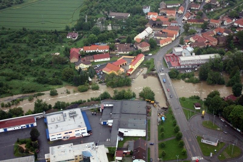 Na třetí povodňový stupeň vystoupala voda v plzeňských řekách. Od 1. června 2013 situaci monitorovala a koordinovala Povodňová komise města Plzně. Po vyhlášení nouzového stavu vládou České republiky její roli převzal Krizový štáb města Plzně pod vedením primátora Martina Baxy. Z bezpečnostních důvodů byl uzavřen most na Jateční třídě a dočasně také ulice Na Břehu a Luční. Ke kritickým místům patřila Roudná, kde voda z Radbuzy vyplavila domy v Luční ulici a sportovní areál, okolí kostela u sv. Jiří v Doubrace nebo část druhého městského obvodu Koterov. Podle primátora Martina Baxy před vážnými následky ochránil Plzeň minimální odtok z přehrady Hracholusky, realizovaná protipovodňová opatření na Berounce i zkušenosti s ničivými povodněmi v roce 2002. (foto: odbor životního prostředí magistrátu)
