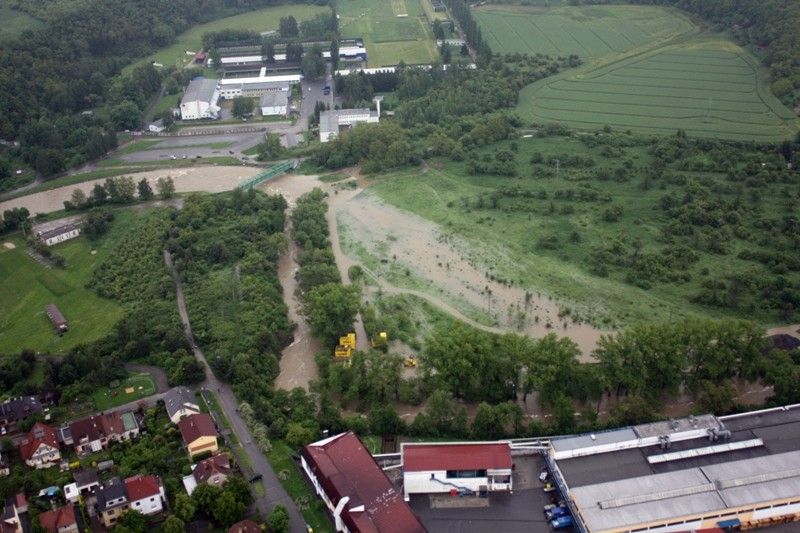 Na třetí povodňový stupeň vystoupala voda v plzeňských řekách. Od 1. června 2013 situaci monitorovala a koordinovala Povodňová komise města Plzně. Po vyhlášení nouzového stavu vládou České republiky její roli převzal Krizový štáb města Plzně pod vedením primátora Martina Baxy. Z bezpečnostních důvodů byl uzavřen most na Jateční třídě a dočasně také ulice Na Břehu a Luční. Ke kritickým místům patřila Roudná, kde voda z Radbuzy vyplavila domy v Luční ulici a sportovní areál, okolí kostela u sv. Jiří v Doubrace nebo část druhého městského obvodu Koterov. Podle primátora Martina Baxy před vážnými následky ochránil Plzeň minimální odtok z přehrady Hracholusky, realizovaná protipovodňová opatření na Berounce i zkušenosti s ničivými povodněmi v roce 2002. (foto: odbor životního prostředí magistrátu)