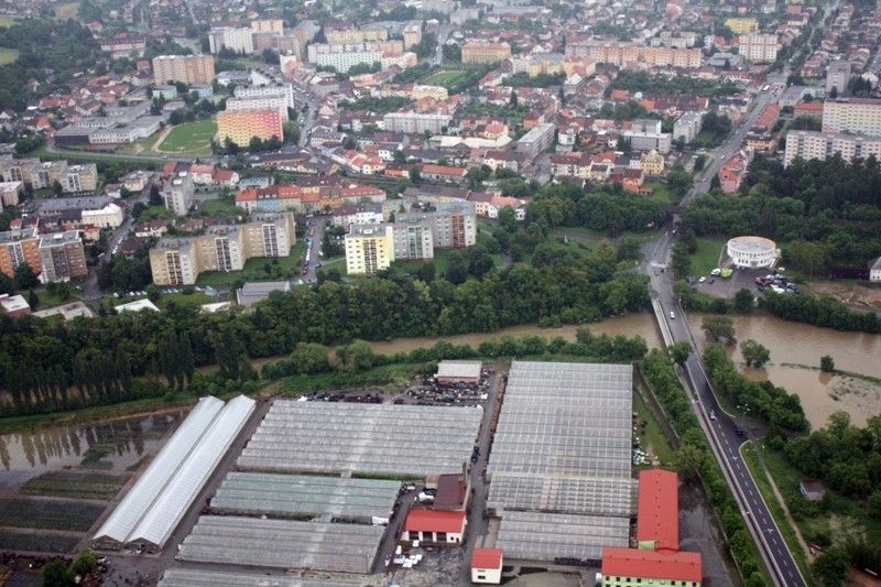 Na třetí povodňový stupeň vystoupala voda v plzeňských řekách. Od 1. června 2013 situaci monitorovala a koordinovala Povodňová komise města Plzně. Po vyhlášení nouzového stavu vládou České republiky její roli převzal Krizový štáb města Plzně pod vedením primátora Martina Baxy. Z bezpečnostních důvodů byl uzavřen most na Jateční třídě a dočasně také ulice Na Břehu a Luční. Ke kritickým místům patřila Roudná, kde voda z Radbuzy vyplavila domy v Luční ulici a sportovní areál, okolí kostela u sv. Jiří v Doubrace nebo část druhého městského obvodu Koterov. Podle primátora Martina Baxy před vážnými následky ochránil Plzeň minimální odtok z přehrady Hracholusky, realizovaná protipovodňová opatření na Berounce i zkušenosti s ničivými povodněmi v roce 2002. (foto: odbor životního prostředí magistrátu)