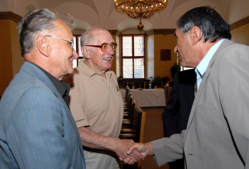 Třicet plzeňských hokejových legend se sešlo (25.5.2012) na radnici v obřadní síni s radní pro sport Irenou Rottovou. Úvod patřil jedné z nich, Zdeňkovi Habrovi, který dvanáct let hrál ligu, čtvrt století trénoval a deset roků šéfoval plzeňskému extraligovému klubu. Pro tentokrát se ujal role moderátora a radní Rottové představil jednotlivé členy staré gardy s patřičným komentářem z jejich hokejového života.