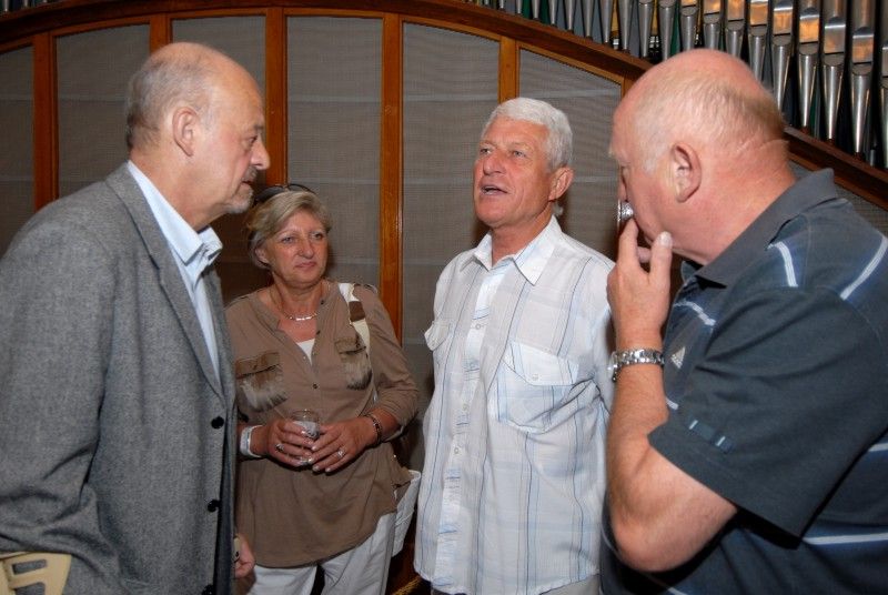 Třicet plzeňských hokejových legend se sešlo (25.5.2012) na radnici v obřadní síni s radní pro sport Irenou Rottovou. Úvod patřil jedné z nich, Zdeňkovi Habrovi, který dvanáct let hrál ligu, čtvrt století trénoval a deset roků šéfoval plzeňskému extraligovému klubu. Pro tentokrát se ujal role moderátora a radní Rottové představil jednotlivé členy staré gardy s patřičným komentářem z jejich hokejového života.