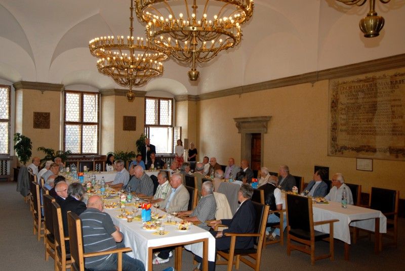 Třicet plzeňských hokejových legend se sešlo (25.5.2012) na radnici v obřadní síni s radní pro sport Irenou Rottovou. Úvod patřil jedné z nich, Zdeňkovi Habrovi, který dvanáct let hrál ligu, čtvrt století trénoval a deset roků šéfoval plzeňskému extraligovému klubu. Pro tentokrát se ujal role moderátora a radní Rottové představil jednotlivé členy staré gardy s patřičným komentářem z jejich hokejového života.