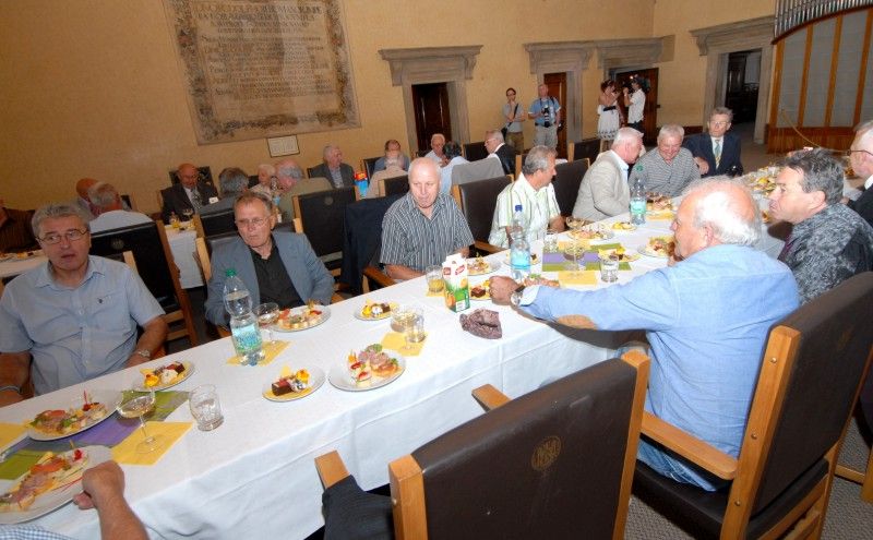 Třicet plzeňských hokejových legend se sešlo (25.5.2012) na radnici v obřadní síni s radní pro sport Irenou Rottovou. Úvod patřil jedné z nich, Zdeňkovi Habrovi, který dvanáct let hrál ligu, čtvrt století trénoval a deset roků šéfoval plzeňskému extraligovému klubu. Pro tentokrát se ujal role moderátora a radní Rottové představil jednotlivé členy staré gardy s patřičným komentářem z jejich hokejového života.