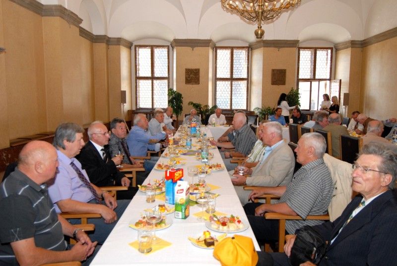 Třicet plzeňských hokejových legend se sešlo (25.5.2012) na radnici v obřadní síni s radní pro sport Irenou Rottovou. Úvod patřil jedné z nich, Zdeňkovi Habrovi, který dvanáct let hrál ligu, čtvrt století trénoval a deset roků šéfoval plzeňskému extraligovému klubu. Pro tentokrát se ujal role moderátora a radní Rottové představil jednotlivé členy staré gardy s patřičným komentářem z jejich hokejového života.