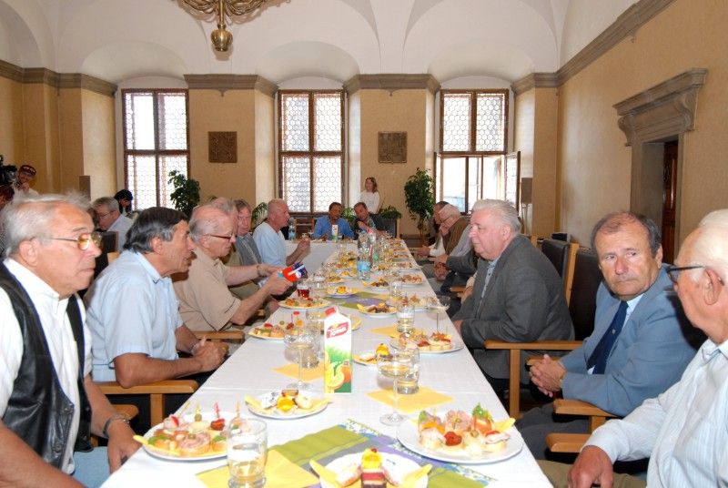 Třicet plzeňských hokejových legend se sešlo (25.5.2012) na radnici v obřadní síni s radní pro sport Irenou Rottovou. Úvod patřil jedné z nich, Zdeňkovi Habrovi, který dvanáct let hrál ligu, čtvrt století trénoval a deset roků šéfoval plzeňskému extraligovému klubu. Pro tentokrát se ujal role moderátora a radní Rottové představil jednotlivé členy staré gardy s patřičným komentářem z jejich hokejového života.