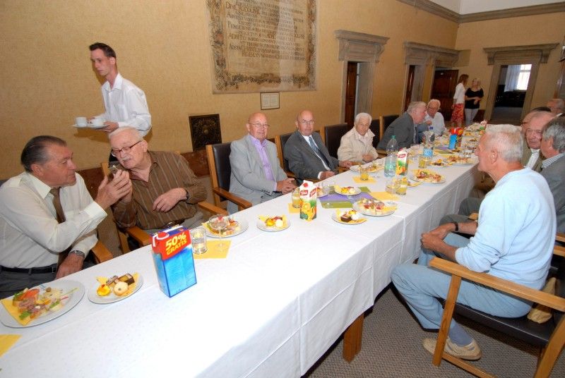 Třicet plzeňských hokejových legend se sešlo (25.5.2012) na radnici v obřadní síni s radní pro sport Irenou Rottovou. Úvod patřil jedné z nich, Zdeňkovi Habrovi, který dvanáct let hrál ligu, čtvrt století trénoval a deset roků šéfoval plzeňskému extraligovému klubu. Pro tentokrát se ujal role moderátora a radní Rottové představil jednotlivé členy staré gardy s patřičným komentářem z jejich hokejového života.