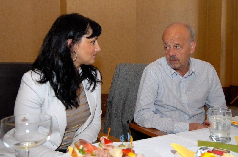 Třicet plzeňských hokejových legend se sešlo (25.5.2012) na radnici v obřadní síni s radní pro sport Irenou Rottovou. Úvod patřil jedné z nich, Zdeňkovi Habrovi, který dvanáct let hrál ligu, čtvrt století trénoval a deset roků šéfoval plzeňskému extraligovému klubu. Pro tentokrát se ujal role moderátora a radní Rottové představil jednotlivé členy staré gardy s patřičným komentářem z jejich hokejového života.