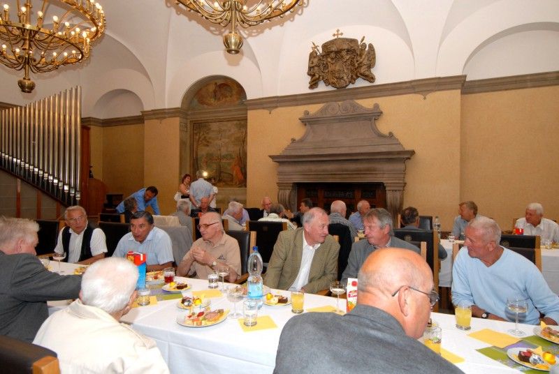 Třicet plzeňských hokejových legend se sešlo (25.5.2012) na radnici v obřadní síni s radní pro sport Irenou Rottovou. Úvod patřil jedné z nich, Zdeňkovi Habrovi, který dvanáct let hrál ligu, čtvrt století trénoval a deset roků šéfoval plzeňskému extraligovému klubu. Pro tentokrát se ujal role moderátora a radní Rottové představil jednotlivé členy staré gardy s patřičným komentářem z jejich hokejového života.