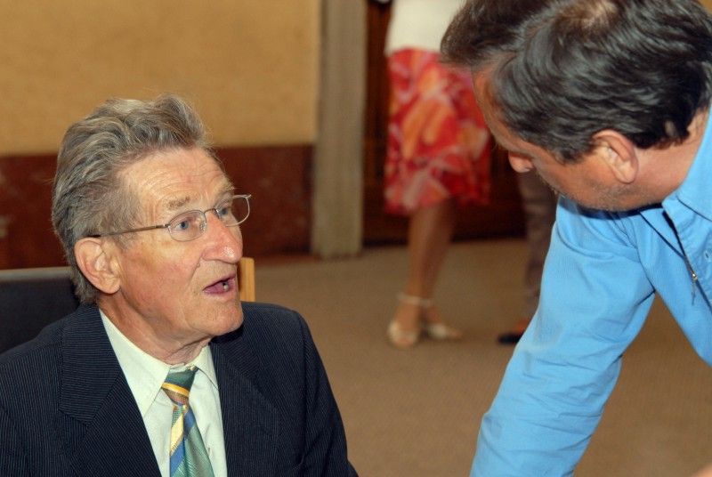 Třicet plzeňských hokejových legend se sešlo (25.5.2012) na radnici v obřadní síni s radní pro sport Irenou Rottovou. Úvod patřil jedné z nich, Zdeňkovi Habrovi, který dvanáct let hrál ligu, čtvrt století trénoval a deset roků šéfoval plzeňskému extraligovému klubu. Pro tentokrát se ujal role moderátora a radní Rottové představil jednotlivé členy staré gardy s patřičným komentářem z jejich hokejového života.