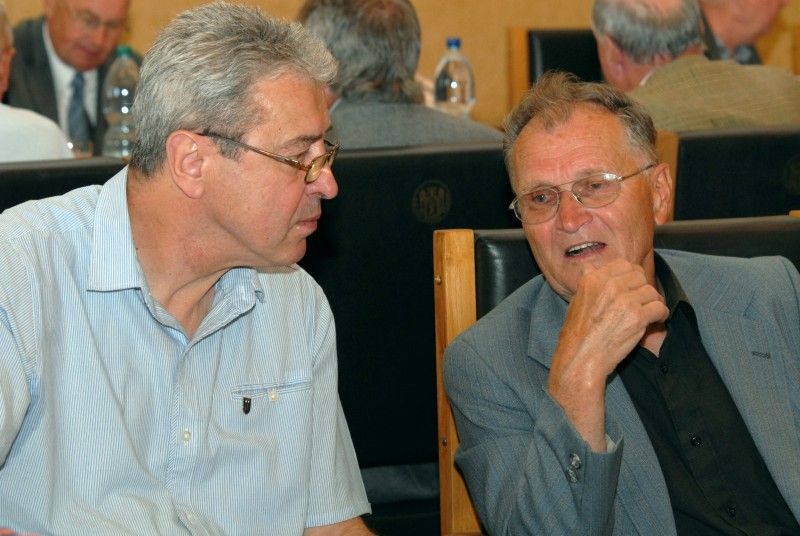 Třicet plzeňských hokejových legend se sešlo (25.5.2012) na radnici v obřadní síni s radní pro sport Irenou Rottovou. Úvod patřil jedné z nich, Zdeňkovi Habrovi, který dvanáct let hrál ligu, čtvrt století trénoval a deset roků šéfoval plzeňskému extraligovému klubu. Pro tentokrát se ujal role moderátora a radní Rottové představil jednotlivé členy staré gardy s patřičným komentářem z jejich hokejového života.