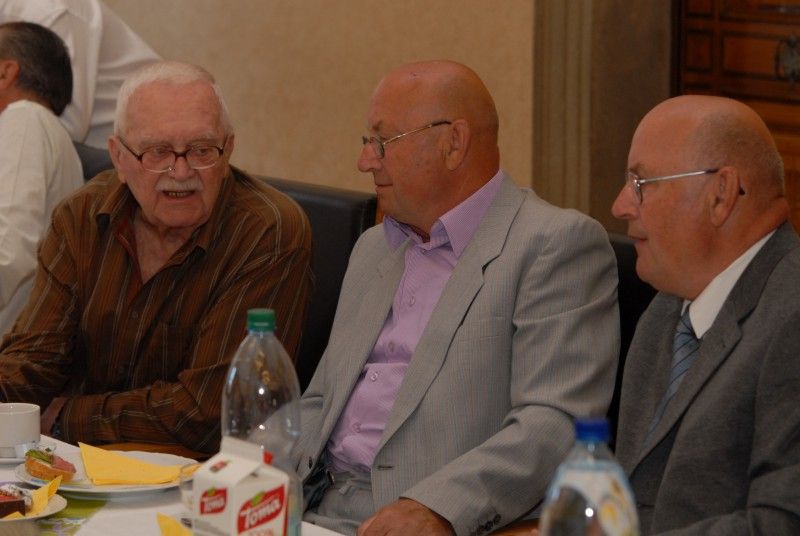 Třicet plzeňských hokejových legend se sešlo (25.5.2012) na radnici v obřadní síni s radní pro sport Irenou Rottovou. Úvod patřil jedné z nich, Zdeňkovi Habrovi, který dvanáct let hrál ligu, čtvrt století trénoval a deset roků šéfoval plzeňskému extraligovému klubu. Pro tentokrát se ujal role moderátora a radní Rottové představil jednotlivé členy staré gardy s patřičným komentářem z jejich hokejového života.