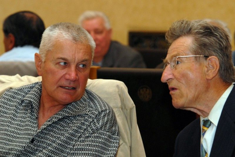 Třicet plzeňských hokejových legend se sešlo (25.5.2012) na radnici v obřadní síni s radní pro sport Irenou Rottovou. Úvod patřil jedné z nich, Zdeňkovi Habrovi, který dvanáct let hrál ligu, čtvrt století trénoval a deset roků šéfoval plzeňskému extraligovému klubu. Pro tentokrát se ujal role moderátora a radní Rottové představil jednotlivé členy staré gardy s patřičným komentářem z jejich hokejového života.