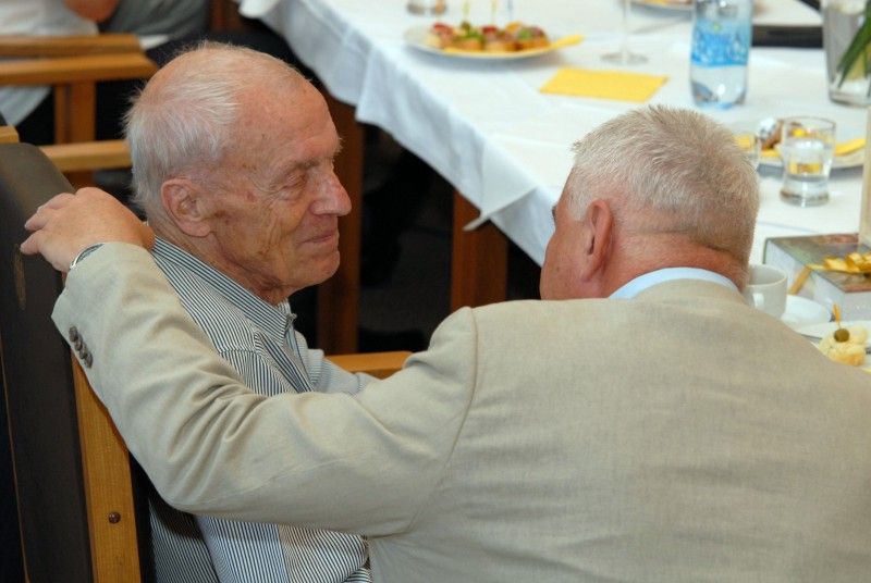 Třicet plzeňských hokejových legend se sešlo (25.5.2012) na radnici v obřadní síni s radní pro sport Irenou Rottovou. Úvod patřil jedné z nich, Zdeňkovi Habrovi, který dvanáct let hrál ligu, čtvrt století trénoval a deset roků šéfoval plzeňskému extraligovému klubu. Pro tentokrát se ujal role moderátora a radní Rottové představil jednotlivé členy staré gardy s patřičným komentářem z jejich hokejového života.