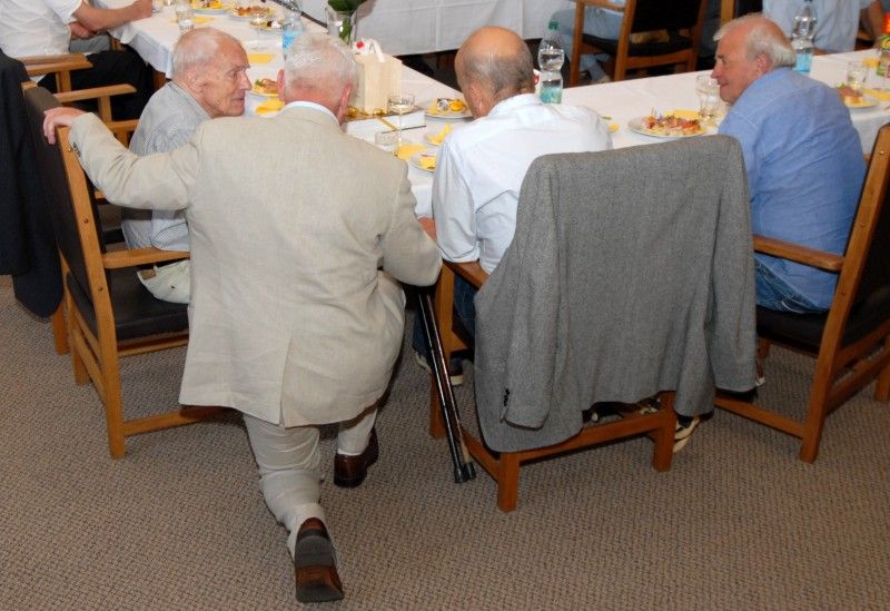 Třicet plzeňských hokejových legend se sešlo (25.5.2012) na radnici v obřadní síni s radní pro sport Irenou Rottovou. Úvod patřil jedné z nich, Zdeňkovi Habrovi, který dvanáct let hrál ligu, čtvrt století trénoval a deset roků šéfoval plzeňskému extraligovému klubu. Pro tentokrát se ujal role moderátora a radní Rottové představil jednotlivé členy staré gardy s patřičným komentářem z jejich hokejového života.