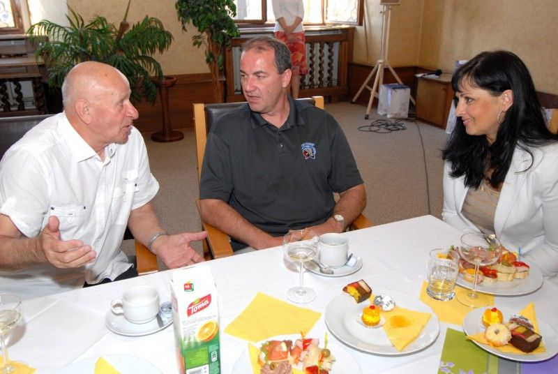 Třicet plzeňských hokejových legend se sešlo (25.5.2012) na radnici v obřadní síni s radní pro sport Irenou Rottovou. Úvod patřil jedné z nich, Zdeňkovi Habrovi, který dvanáct let hrál ligu, čtvrt století trénoval a deset roků šéfoval plzeňskému extraligovému klubu. Pro tentokrát se ujal role moderátora a radní Rottové představil jednotlivé členy staré gardy s patřičným komentářem z jejich hokejového života.