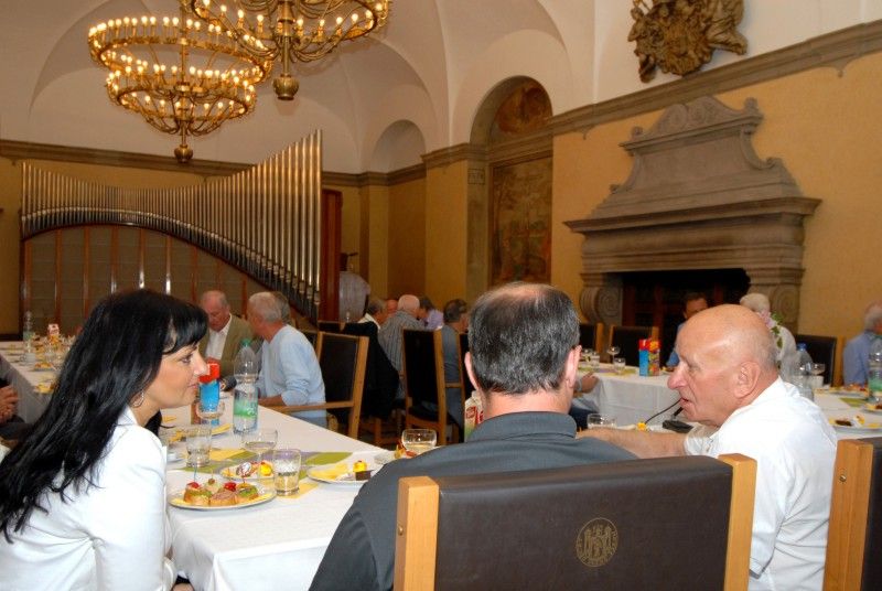 Třicet plzeňských hokejových legend se sešlo (25.5.2012) na radnici v obřadní síni s radní pro sport Irenou Rottovou. Úvod patřil jedné z nich, Zdeňkovi Habrovi, který dvanáct let hrál ligu, čtvrt století trénoval a deset roků šéfoval plzeňskému extraligovému klubu. Pro tentokrát se ujal role moderátora a radní Rottové představil jednotlivé členy staré gardy s patřičným komentářem z jejich hokejového života.