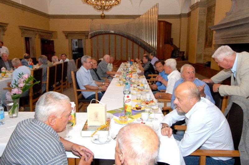 Třicet plzeňských hokejových legend se sešlo (25.5.2012) na radnici v obřadní síni s radní pro sport Irenou Rottovou. Úvod patřil jedné z nich, Zdeňkovi Habrovi, který dvanáct let hrál ligu, čtvrt století trénoval a deset roků šéfoval plzeňskému extraligovému klubu. Pro tentokrát se ujal role moderátora a radní Rottové představil jednotlivé členy staré gardy s patřičným komentářem z jejich hokejového života.