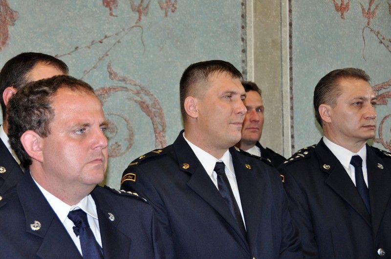 Profesionalitu, solidaritu a především lidský faktor všech zúčastněných, kteří se starali o oběti tragické dubnové nehody francouzského autobusu a pomáhali jejich rodinám, ocenil v úterý odpoledne francouzský velvyslanec v České republice Pierre Lévy na recepci v prostorách Francouzské aliance na náměstí Republiky. Ve svém projevu poděkoval všem složkám integrovaného záchranného systému, Magistrátu města Plzně, personálu nemocnic v Plzni a v Rokycanech a dalším zúčastněným.  Vyzvedl také hodnoty evropského občanství a možnosti, které právě ve smyslu pomoci bližním z ostatních států, přináší sjednocená Evropa. (foto: 4.6.2013)