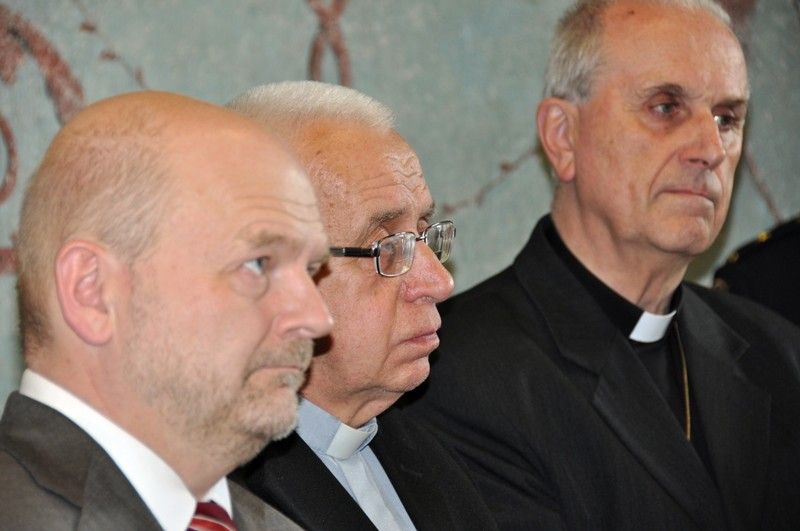 Profesionalitu, solidaritu a především lidský faktor všech zúčastněných, kteří se starali o oběti tragické dubnové nehody francouzského autobusu a pomáhali jejich rodinám, ocenil v úterý odpoledne francouzský velvyslanec v České republice Pierre Lévy na recepci v prostorách Francouzské aliance na náměstí Republiky. Ve svém projevu poděkoval všem složkám integrovaného záchranného systému, Magistrátu města Plzně, personálu nemocnic v Plzni a v Rokycanech a dalším zúčastněným.  Vyzvedl také hodnoty evropského občanství a možnosti, které právě ve smyslu pomoci bližním z ostatních států, přináší sjednocená Evropa. (foto: 4.6.2013)