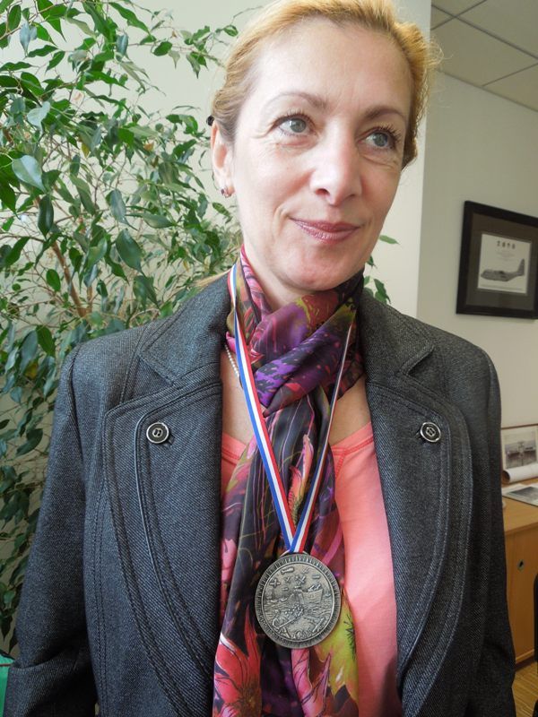 Ze své cesty po Normandii se náměstkyně primátora Eva Herinková vrátí jako čestná občanka San-Marie-du-Mont. Městečko se zhruba osmi sty obyvateli se nachází v dolní části Normandie a je jedním z míst, kde operovala spojenecká vojska, konkrétně 501. a 506. výsadkový pluk americké armády ve známé bitvě o Normandii. Medaili, symbol občanství, převzala od místostarosty Charlese de Vallavieille při návštěvě Muzea Utah Beach v úterý 4. června 2013. (foto: E. Laštovková)