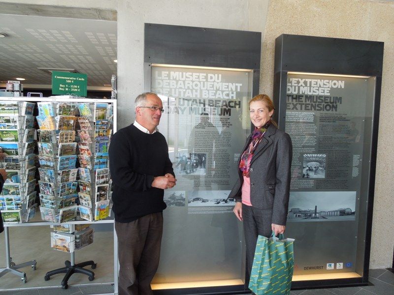 Ze své cesty po Normandii se náměstkyně primátora Eva Herinková vrátí jako čestná občanka San-Marie-du-Mont. Městečko se zhruba osmi sty obyvateli se nachází v dolní části Normandie a je jedním z míst, kde operovala spojenecká vojska, konkrétně 501. a 506. výsadkový pluk americké armády ve známé bitvě o Normandii. Medaili, symbol občanství, převzala od místostarosty Charlese de Vallavieille při návštěvě Muzea Utah Beach v úterý 4. června 2013. (foto: E. Laštovková)