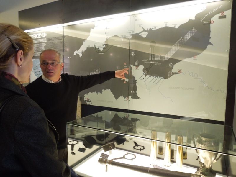 Ze své cesty po Normandii se náměstkyně primátora Eva Herinková vrátí jako čestná občanka San-Marie-du-Mont. Městečko se zhruba osmi sty obyvateli se nachází v dolní části Normandie a je jedním z míst, kde operovala spojenecká vojska, konkrétně 501. a 506. výsadkový pluk americké armády ve známé bitvě o Normandii. Medaili, symbol občanství, převzala od místostarosty Charlese de Vallavieille při návštěvě Muzea Utah Beach v úterý 4. června 2013. (foto: E. Laštovková)