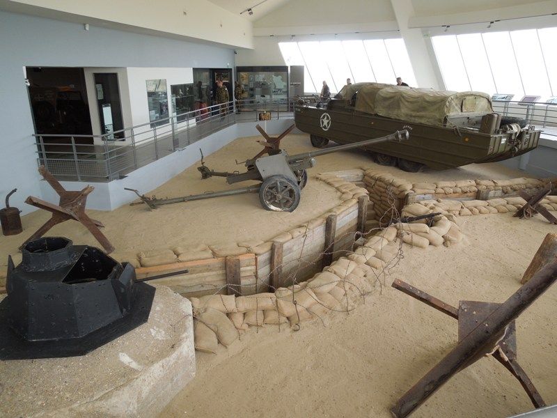 Ze své cesty po Normandii se náměstkyně primátora Eva Herinková vrátí jako čestná občanka San-Marie-du-Mont. Městečko se zhruba osmi sty obyvateli se nachází v dolní části Normandie a je jedním z míst, kde operovala spojenecká vojska, konkrétně 501. a 506. výsadkový pluk americké armády ve známé bitvě o Normandii. Medaili, symbol občanství, převzala od místostarosty Charlese de Vallavieille při návštěvě Muzea Utah Beach v úterý 4. června 2013. (foto: E. Laštovková)