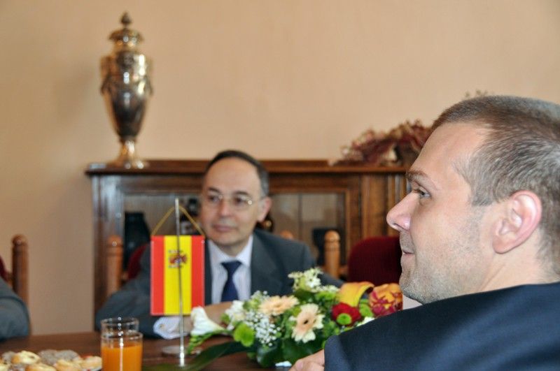 Španělský velvyslanec předal maturitní vysvědčení prvním absolventům česko-španělské třídy