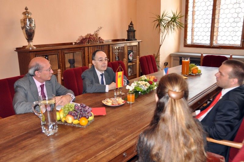 První absolventi bilingvní, česko-španělské třídy Gymnázia Luďka Pika dnes (11.6.2013) obdrželi maturitní vysvědčení z rukou velvyslance Španělského království Pascuala Navarra. Slavnostní vyřazení maturantů se konalo v obřadní síni plzeňské radnice.