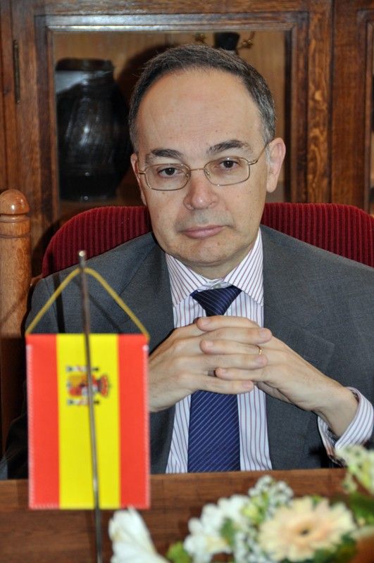 První absolventi bilingvní, česko-španělské třídy Gymnázia Luďka Pika dnes (11.6.2013) obdrželi maturitní vysvědčení z rukou velvyslance Španělského království Pascuala Navarra. Slavnostní vyřazení maturantů se konalo v obřadní síni plzeňské radnice.